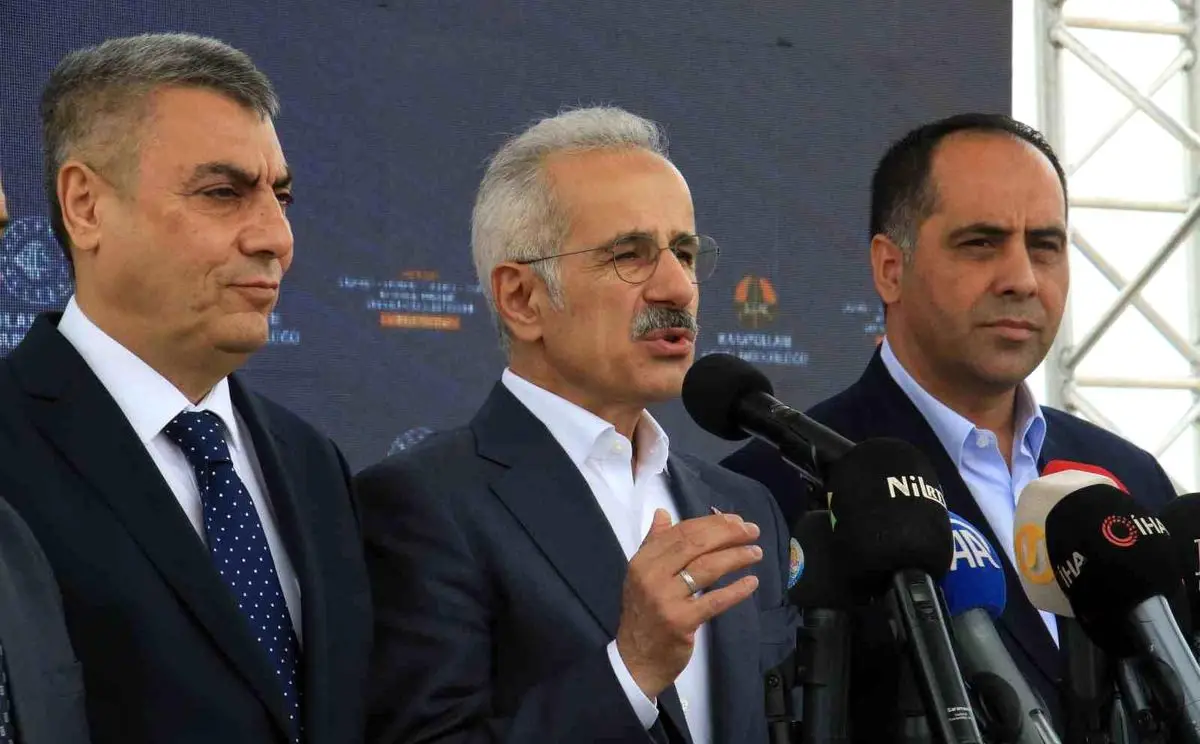 Ulaşım Bakanı Uraloğlu: Çeşmeli‑Kızkalesi Otoyolu’nun İlk Bölümü Temmuz’da Açılıyor
