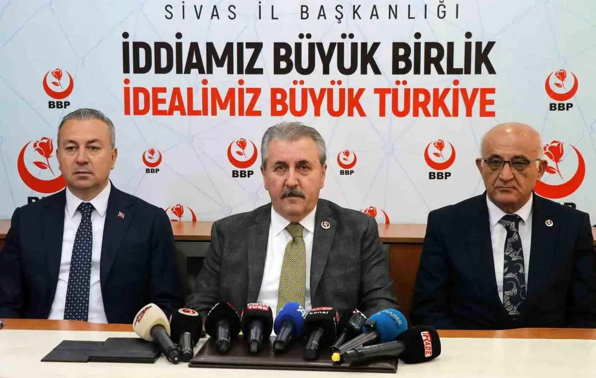 BBP Genel Başkanı Mustafa Destici konferans salonunda