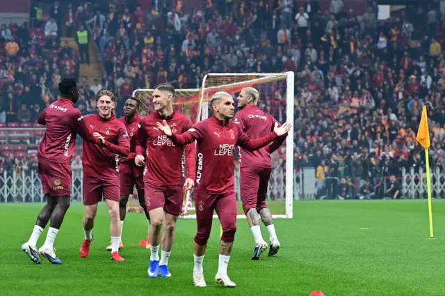 Galatasaray formasıyla sahada mücadele eden oyuncular