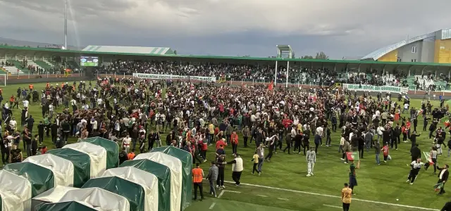 Maç sonrası sahada kutlama