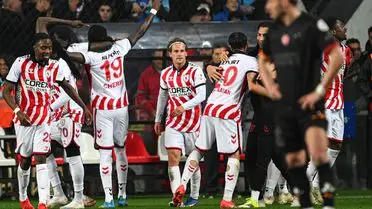 Galatasaray Samsunspor’u 4-1 Yenerek Şampiyonluk Umudunu Kaybetti, Fenerbahçe Zirveye Yaklaştı