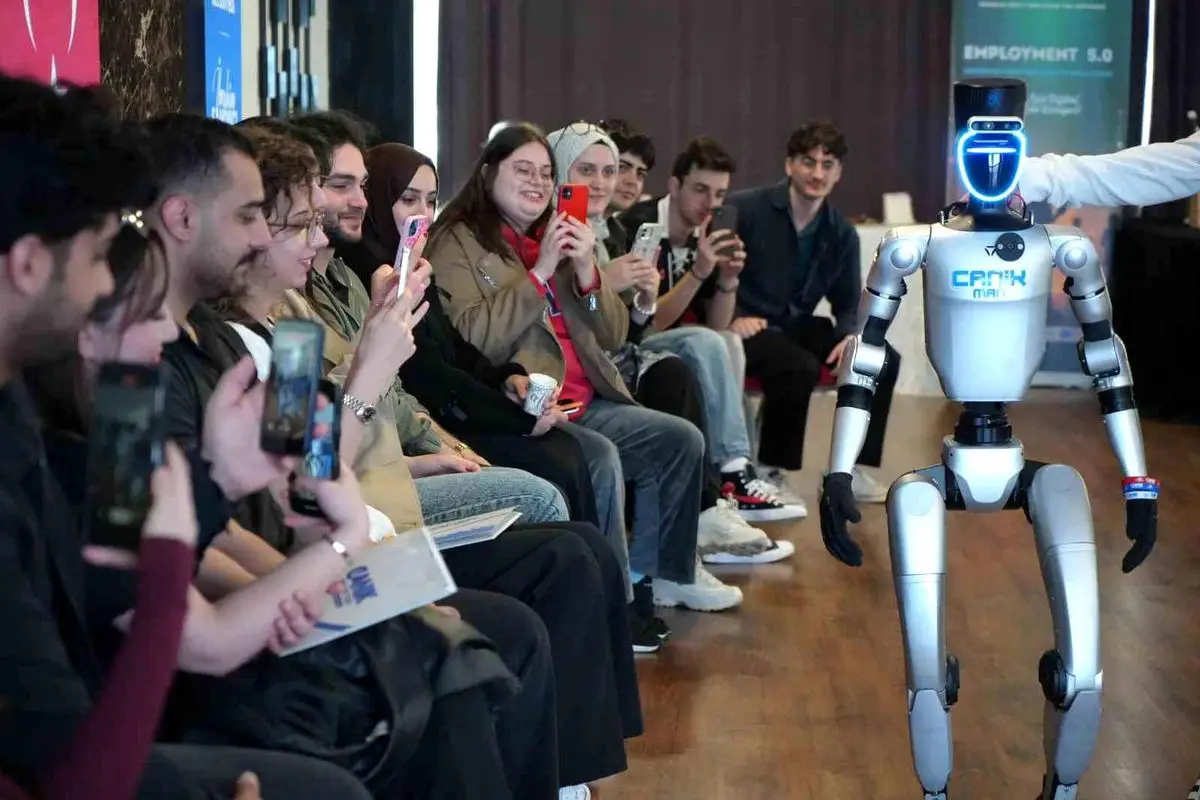 Türkiye'nin İlk Nüfus Kayıtlı Robotu CANİKMAN, Gençlere CV ve Girişimcilik Rehberi Oldu