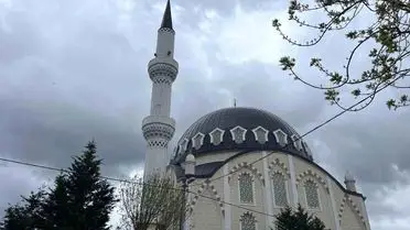 Arnavutköy'de Şiddetli Rüzgar Camii Minaresini Salladı, İki Bina Tahliye Edildi