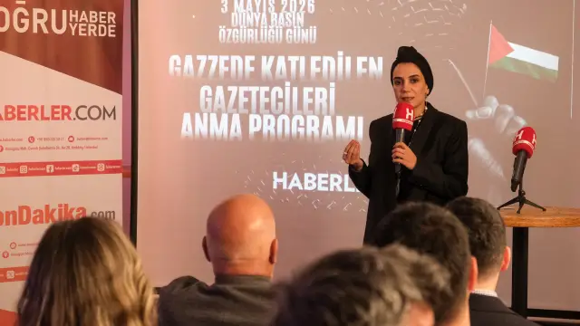 Dr. Ekrem Teymur konuşma sırasında