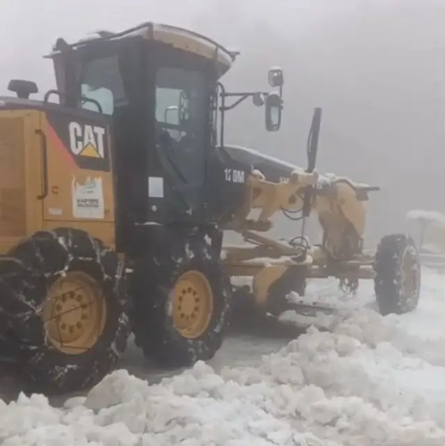 Kartepe'de kar altında yürüyüş yapan insanlar