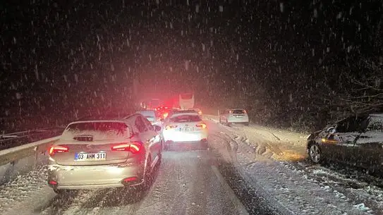 Afyonkarahisar’da Kar Yağışı Trafiği Yavaşlattı: Sürücüler Dikkat!