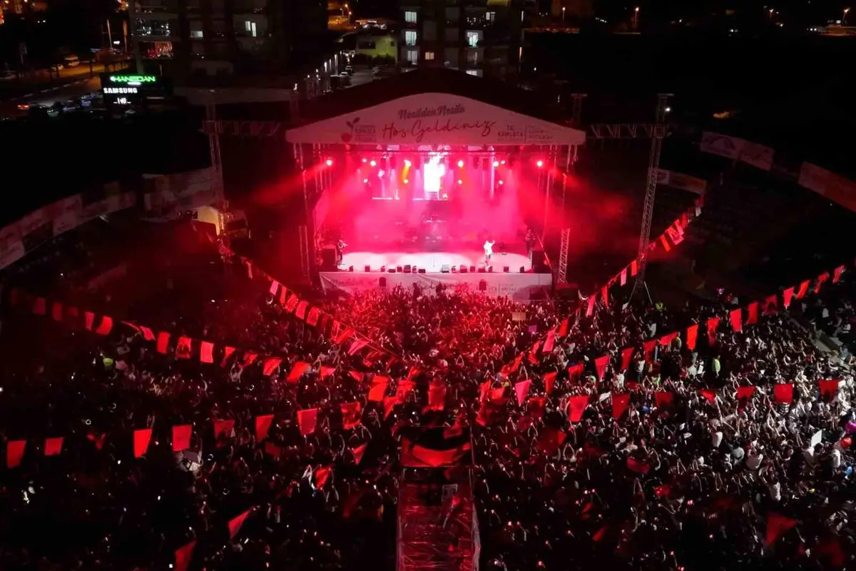 Kumluca’da 27. Tarım ve Seracılık Festivali’ne Ritim Katan Poizi Konseri