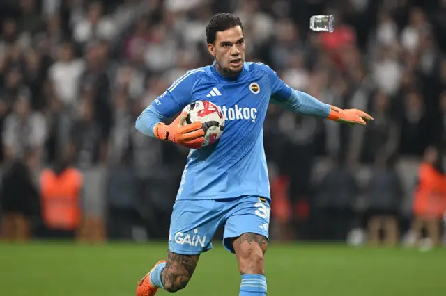 Al Hilal logosu ve Ederson