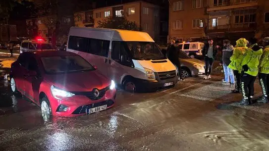 Erzincan’da Yağışlı Günde Asfaltsız Yol Çöktü: 3 Araç Hasar Aldı