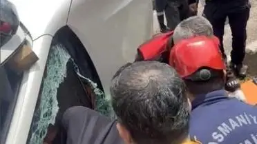 Yağışlı Hava Nedeniyle Kontrolden Çıkan Pikap Osmaniye’de Yan Yattı, 2 Kişi Yaralandı