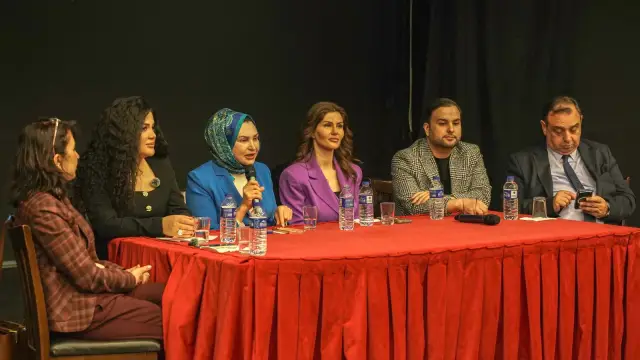 Konuşmacı Prof. Dr. Ayşe Yılmaz sahnede