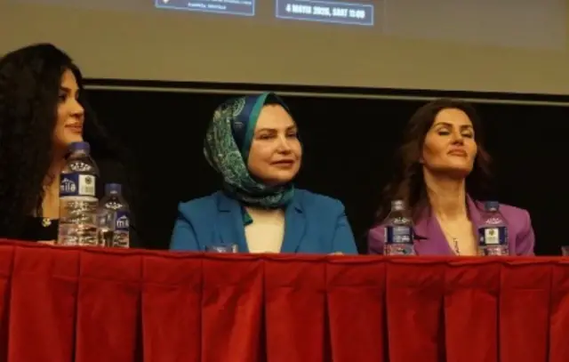 Öğrenciler sorularını soruyor