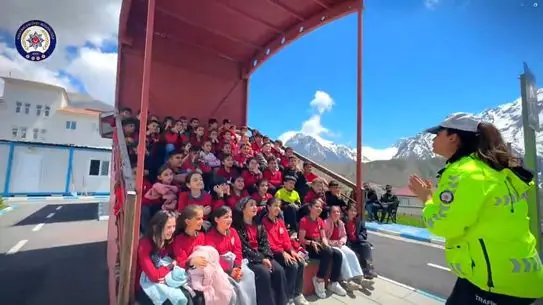 Hakkari Polisinden Öğrencilere Pratik Trafik Güvenliği Eğitimi