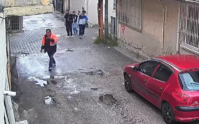 Polis ekipleri olay yerinde inceleme yapıyor