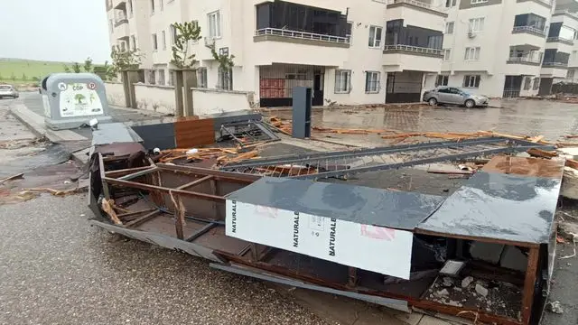 Geçici çatı onarımı yapan işçiler