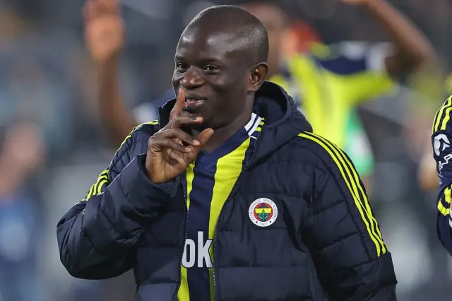 Erzurumspor stadı önünde Dal konuşma yapıyor