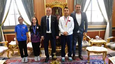 Manisa'nın Gururu: Şampiyon Judocu ve Badmintoncular Başkan Balaban'ın Misafirliğinde