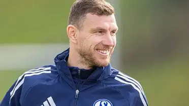 Edin Dzeko, 40 Yaşında Schalke 04'te Yeni Sözleşme İmzalayarak Bundesliga'ya Dönüyor