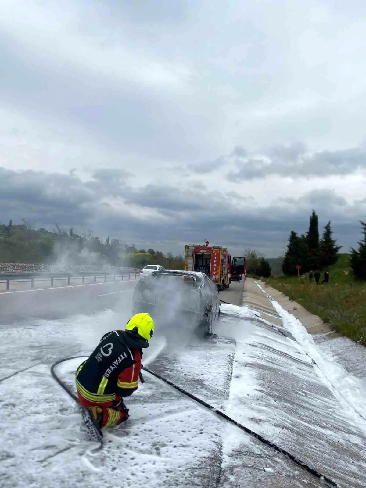 Balıkesir'in Bigadiç İlçesinde Seyir Halindeki Araç Yangını Kontrol Altına Alındı