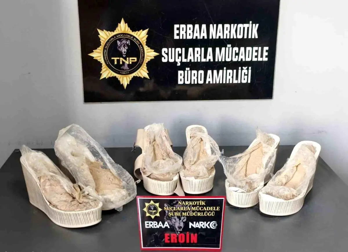 Tokat'ta Kadın Ayakkabısının Tabanına Gizlenmiş Eroin Operasyonu