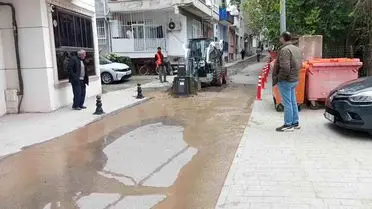 Onarım ekibi su hattını tamir ediyor
