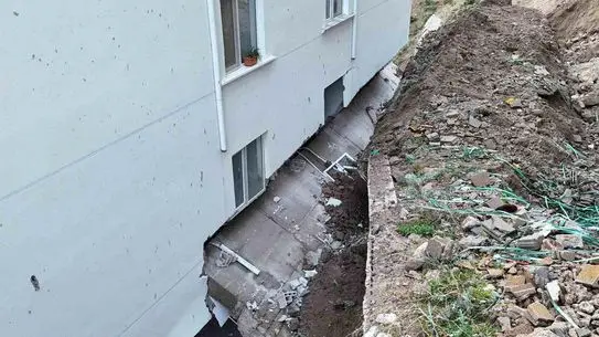 Nevşehir'de İstinat Duvarı Çöktü: İki Daire Hasar Aldı, 10 Ev Tahliye Edildi