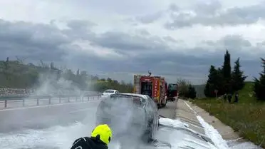 İtfaiye ekiplerinin yangına müdahalesi