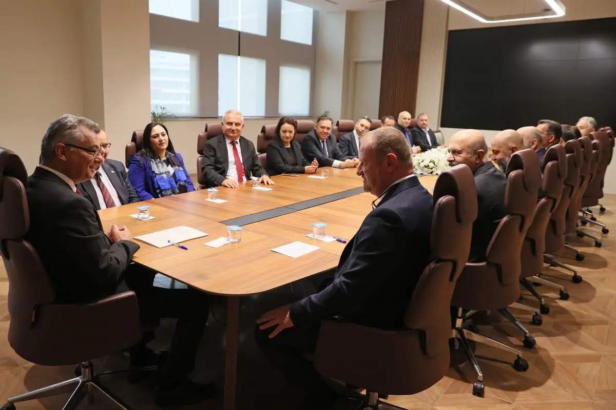Kuzey Kıbrıs Cumhurbaşkanı Erhürman, RTÜK Başkanı Daniş ve Heyetini Karşılamada Görüşmeler Gerçekleştirdi