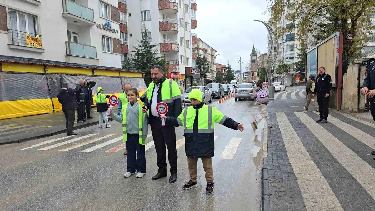 Sorgun’da Belediye Başkanı Ekinci, Gönüllü Öğrencilerle Trafik Bilincini Artırdı
