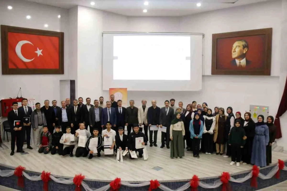 Kütahya’da Okul Çocukları Kur’an Okuma Yarışmasıyla Bir Araya Geldi