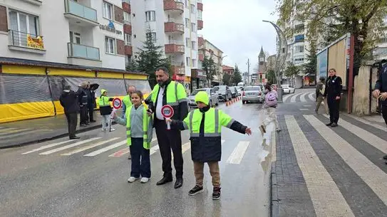 Sorgun’da Belediye Başkanı Ekinci, Gönüllü Öğrencilerle Trafik Bilincini Artırdı
