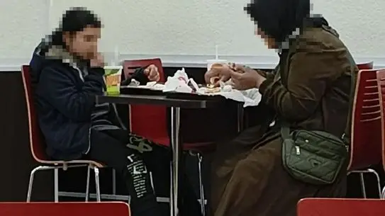 Tarabya’da Hamburgerciye Yönelik Ayrımcılık Olayı Ticaret Bakanlığı’ndan Para Cezasıyla Sonuçlandı