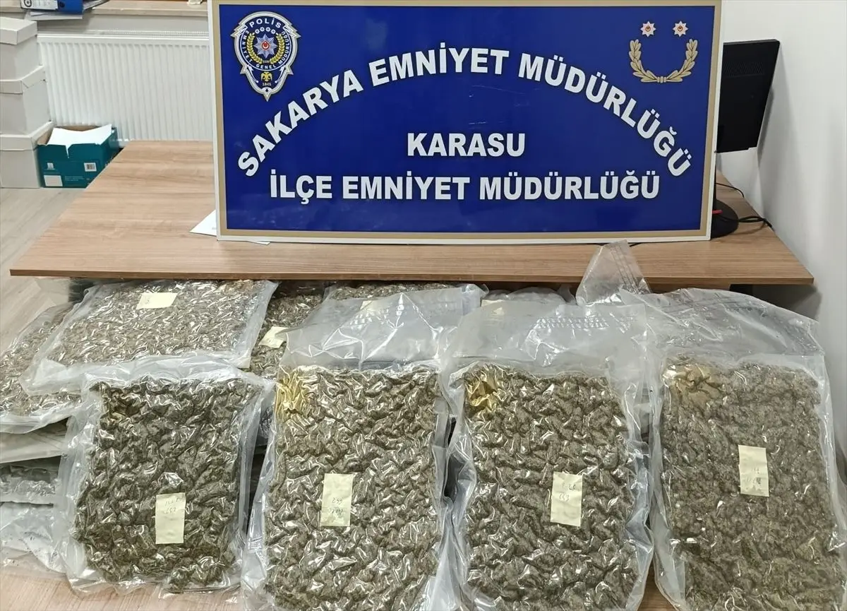 Sakarya Karasu Sahiline Düşen Çantada 21,5 Kg Sentetik Uyuşturucu Ele Geçirildi