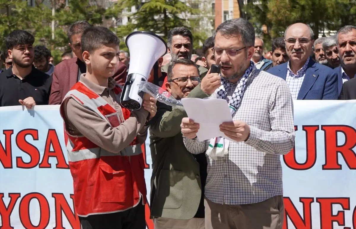 Van’da Küresel Sumud Filosu’na Destek Yürüyüşü Binlerce Kişiyi Birleştirdi