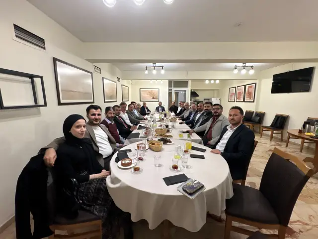 Toplantı sırasında konuşan akademisyenler