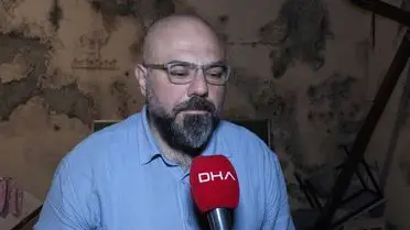 Sergiden bir sahne, dijital ekranlar ve ziyaretçiler