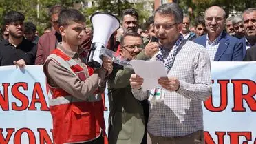 Yürüyüş sırasında kalabalık ve pankartlar