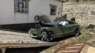 Yüksekova'da Kontrolden Çıkan Otomobil Evin Duvarına Çarptı: 2 Yaralı