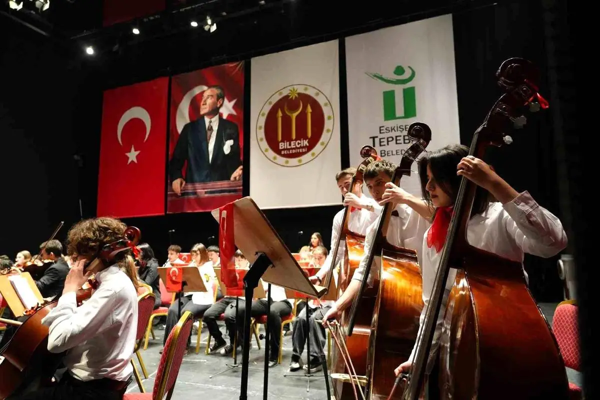 Tepebaşı ve Bilecik Çocuk Senfoni Orkestrası Konserinde Ayakta Alkış Coşkusu