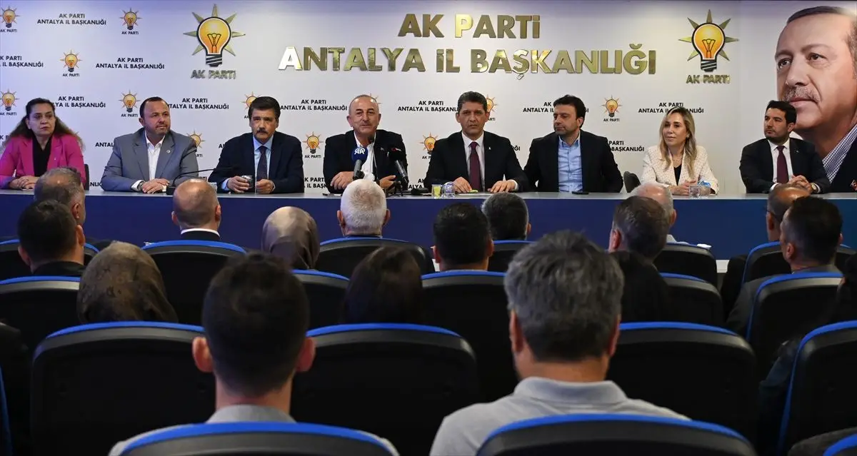 Serik Belediye Başkanı Kadir Kumbul ve Meclis Üyeleri AK Parti’ye Katılım Töreninde Rozet Aldı