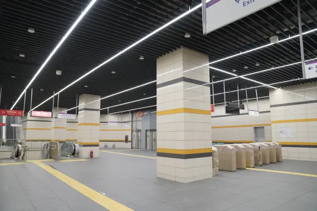 Sultanbeyi yönüne uzanan metro inşaat sahası