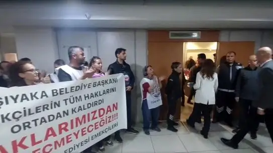 Karşıyaka Belediyesi Meclis Oturumunda Memur Protestosu: Başkan Ünsal’a Alkışlarla Karşılık