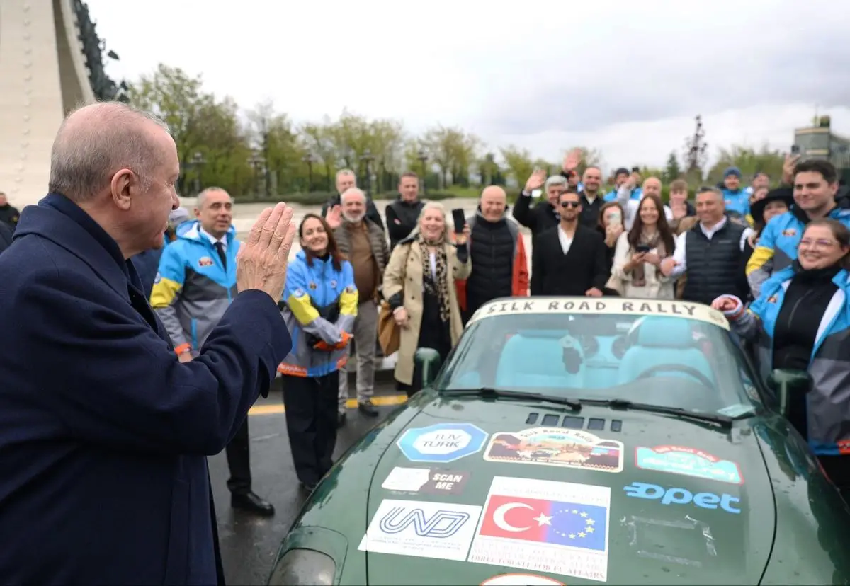 Erdoğan, Doğu-Batı Dostluk ve İpek Yolu Rallisi'nde Sporcularla Buluştu