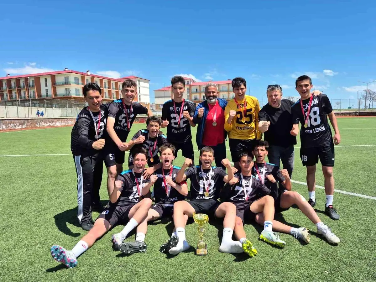 Erzincan Fen Lisesi Doğu Anadolu Futbol Turnuvası'nda Şampiyonluğa Ulaştı