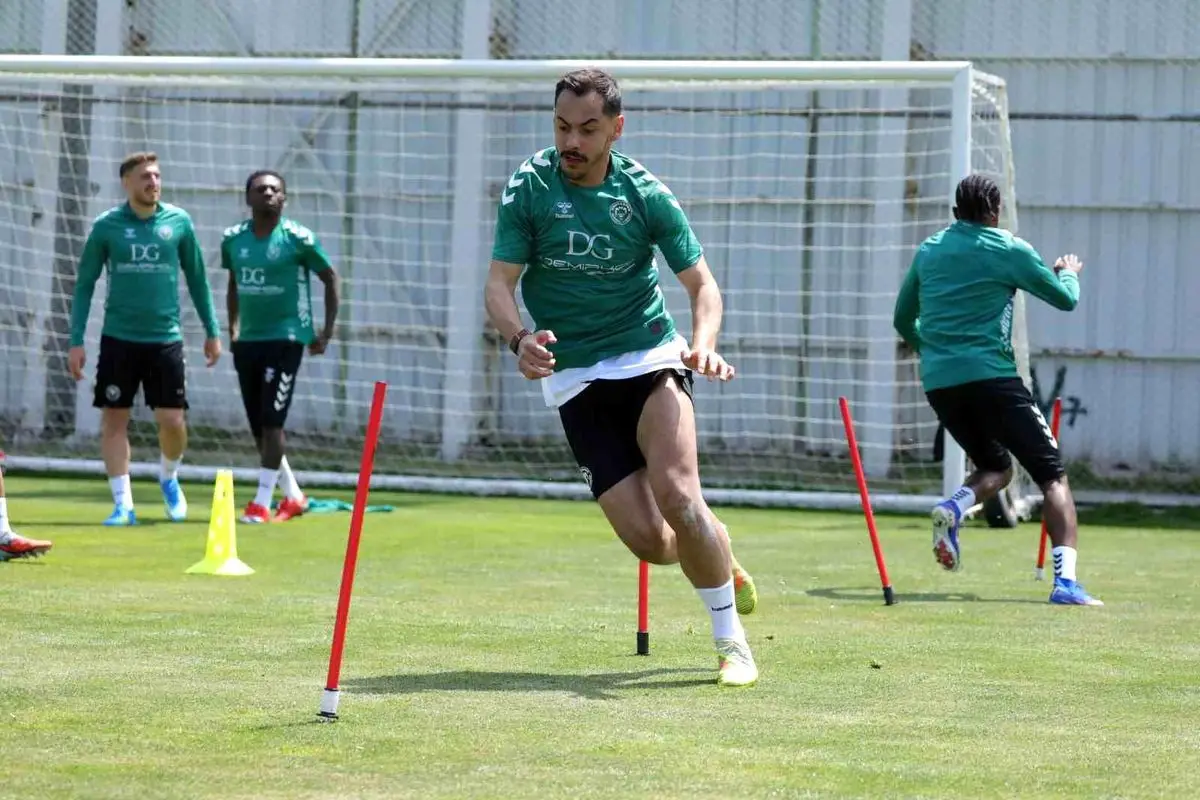 Konyaspor ve Çaykur Rizespor antrenman sahasında