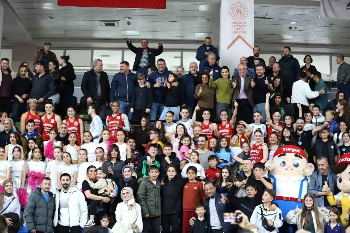 Turgutlu Belediyespor Kadın Basketbol Takımı Tribünden 95 Desibel Coşkuyla Fenerbahçe'yi Karşı Karşıya Getirdi