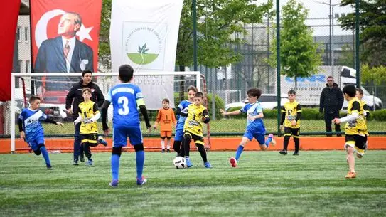 Osmangazi'de Minik Timsahlar Futbol Şenliği Coşkusu