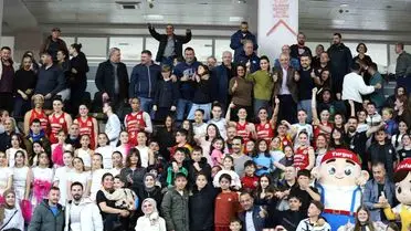 Turgutlu Belediyespor Kadın Basketbol Takımı Tribünden 95 Desibel Coşkuyla Fenerbahçe'yi Karşı Karşıya Getirdi