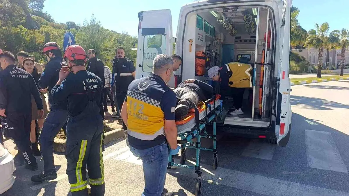 Manavgat'ta Dur Levhası İhlali Sonucu Araç Çarpışması: 1 Yaralı