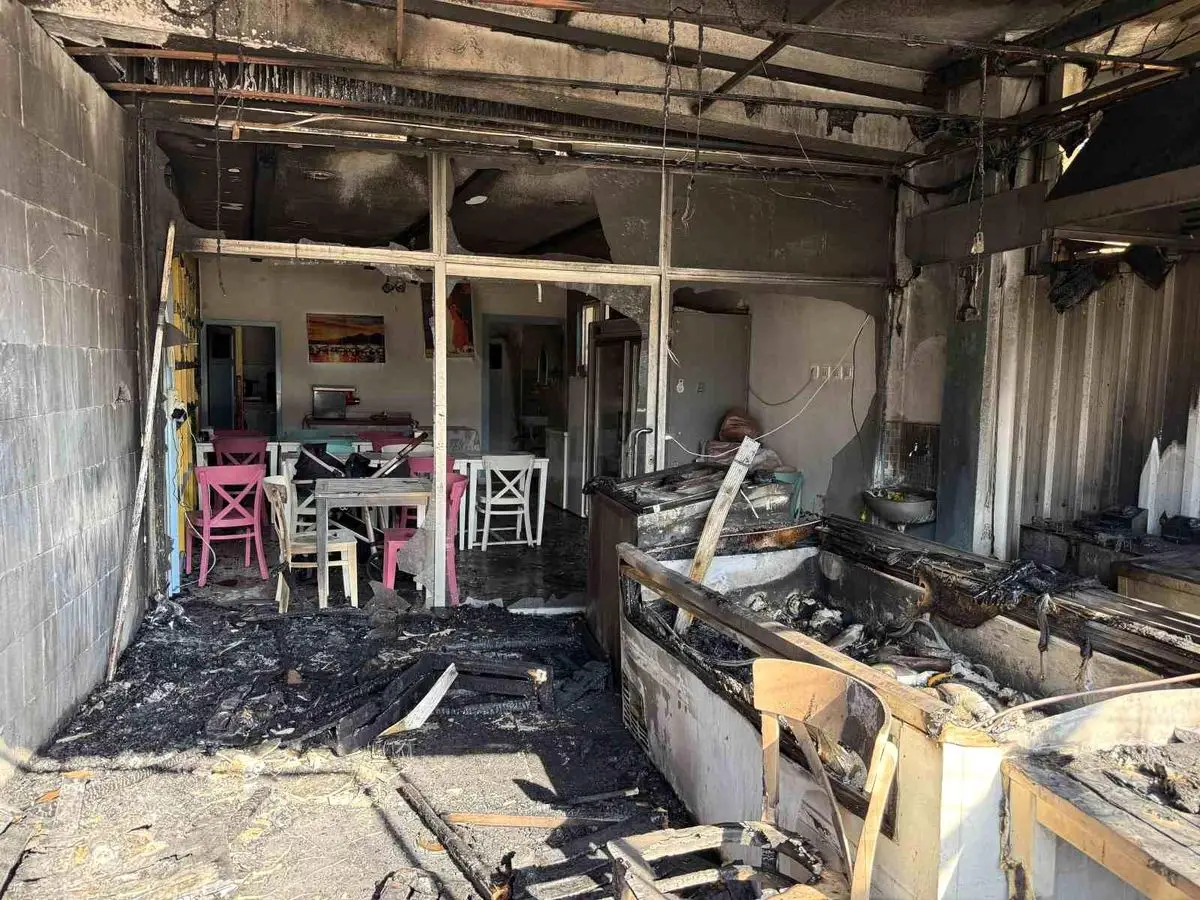 Yangın sonrası hasar gören balıkçı dükkanı